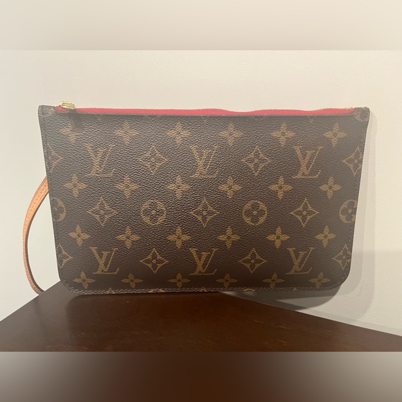 ⭐️ Authentic Louis Vuitton Neverfull MM Pouch ⭐️ - Picture 3 of 7